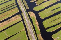 Línea ferroviaria y tierras de pólder o reclamadas, Holanda del Norte, Países Bajos - foto de stock