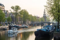 Il canale Oudeschans ad Amsterdam con la torre Montelbaanstoren sullo sfondo, Amsterdam, Olanda, Paesi Bassi — Foto stock
