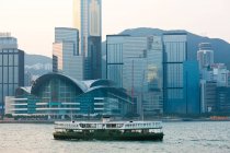 Star Ferry cruzando el puerto de Hong Kong, China - foto de stock