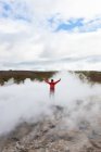 Frau steht an geothermischen Pools im Südwesten Islands — Stockfoto