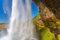 La spectaculaire cascade Seljalandsfoss, l'eau qui tombe des frais généraux — Photo de stock