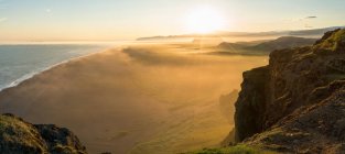 Вид на захід сонця з півострова Дирголей, поблизу міста Вік, Південна Ісландія, Полярні регіони — стокове фото