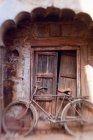 Bicycle in doorway, Jodhpur, Rajasthan, India — Stock Photo