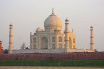 Taj Mahal am Ufer des Flusses Yamuna, Agra, Indien — Stockfoto