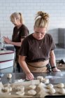 Mulher trabalhando em uma cozinha, preparando massa de doces dinamarqueses. — Fotografia de Stock