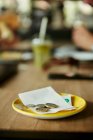 Coins and bill on restaurant table, close-up — Stock Photo