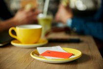 Carta di credito e bolletta sul tavolo del caffè, vista da vicino — Foto stock