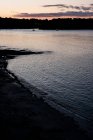 Vue le long de la côte cornique au coucher du soleil. — Photo de stock