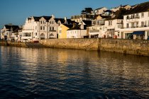 Vista a lo largo del malecón y fachadas de casas en Saint Mawes, Cornwall, Reino Unido. - foto de stock