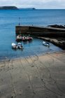Vue en angle élevé des bateaux de pêche amarrés au port à marée basse. — Photo de stock
