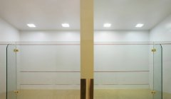 Patio de squash interior con paredes de vidrio y marcas. - foto de stock