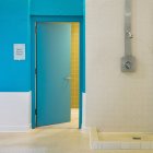 Porte ouverte et douche dans le vestiaire. — Photo de stock