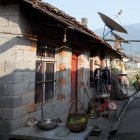 Exterior de las casas de pueblo al atardecer una zona rural con grandes antenas parabólicas - foto de stock