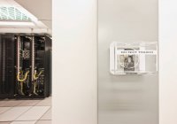 Netzschalter im Computerserverraum mit Computerserverschrank — Stockfoto