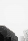 Низкий угол обзора высотных городских зданий — стоковое фото