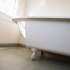 Ванна с когтями в ванной комнате — стоковое фото