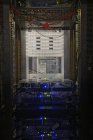 Компьютерный сервер в шкафу, вид крупным планом — стоковое фото
