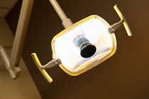 Vista de la luz del dentista con asas - foto de stock