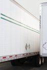 Camiones atracados en un centro de distribución - foto de stock