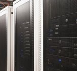 Компьютерные серверы в шкафах, крупный план — стоковое фото