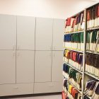 Bücherregale mit Akten und Schränken im Büro, analoge Plattenaufbewahrung. — Stockfoto