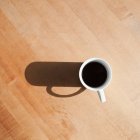 Vue du dessus du café noir dans une tasse. — Photo de stock