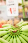 Großaufnahme eines Bananenstraußes am Marktstand. — Stockfoto