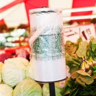 Ролик пластиковых пакетов на овощной ларьке на рынке. — стоковое фото