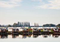 Parc de vacances de caravanes statiques sur le bord de la rivière ou du lac. — Photo de stock
