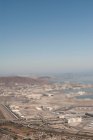 Aeropuerto con expansión urbana más allá, vista aérea - foto de stock
