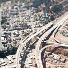 Autopista elevada por encima de la expansión urbana, vista aérea - foto de stock