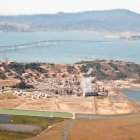 Fábrica com ponte marítima além, vista aérea — Fotografia de Stock