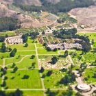 Campus or park with mountains beyond, aerial view — Stock Photo