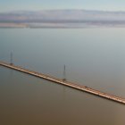 Uma ponte rodoviária na costa sobre um grande estuário — Fotografia de Stock