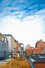 Городские здания и жилые дома, Нью-Йорк — стоковое фото