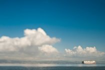 Судноплавний танкер на океані. промисловий корабель — стокове фото