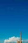 Industrieschornstein vor blauem Himmel — Stockfoto