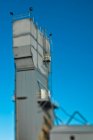 Бетонная башня против голубой, с низким углом обзора — стоковое фото