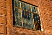 Разбитое окно на старом складе. — стоковое фото