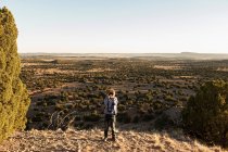 Giovane ragazzo nel bacino del Galisteo guardando attraverso il binocolo al tramonto — Foto stock