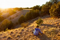 Jovem rapaz em Galisteo Basin ao pôr do sol, Santa Fe, NM — Fotografia de Stock