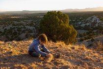 Young boy playing in Galisteo Basin — Stock Photo