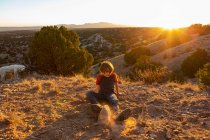 Kleiner Junge im Galisteo Basin bei Sonnenuntergang mit seinem English Cream Golden Retreiver — Stockfoto