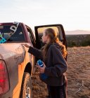 Adolescent fille écriture sur sale pick-up camion — Photo de stock