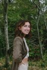 Retrato de menina feliz dezessete anos de idade em pé na floresta exuberante em Fall, Discovery Park, Seattle, Washington — Fotografia de Stock