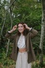 Ritratto di ragazza felice di diciassette anni in piedi in una lussureggiante foresta in autunno, Discovery Park, Seattle, Washington — Foto stock