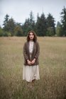 Retrato de menina de dezessete anos vestindo blazer tweed, em pé no campo de gramíneas altas, Discovery Park, Seattle, Washington — Fotografia de Stock