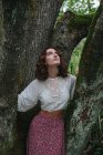 Retrato de menina de dezessete anos em pé na frente da árvore de ácer musgo — Fotografia de Stock