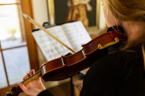 Девочка-подросток, практикующая скрипку дома — стоковое фото