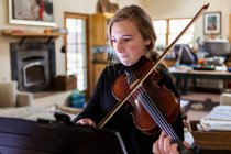Adolescente pratiquer le violon à la maison — Photo de stock